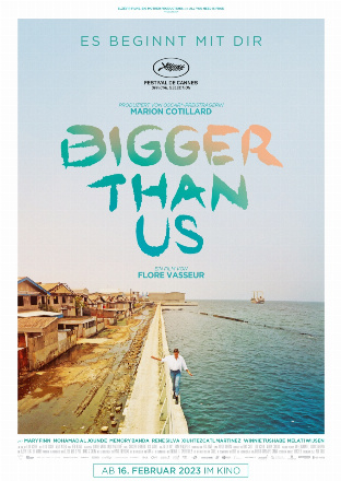 Filmposter - Bigger Than Us im Capitol-Theater (Foto Kino Schneyer)